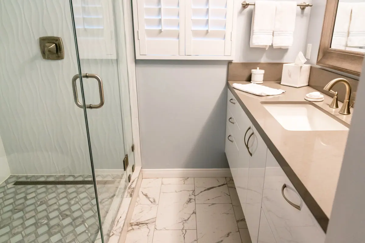 Tile shower with niche shelving